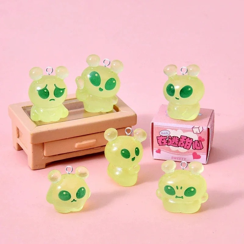 Resin Art Engagement - 10 adet sevimli Mini yeşil uzaylı